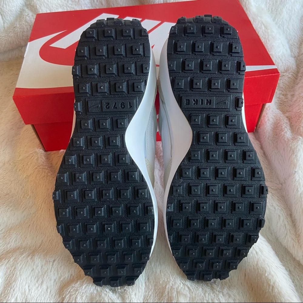 NIB Nike Waffle Debut Trainers Women’s 6.5 - Picture 11 of 15